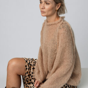 Puszysty sweter wykonany z podwójnej lub potrójnej przędzy moheru z jedwabiem, dekolt wykończony półgolfem  (Arena 2)