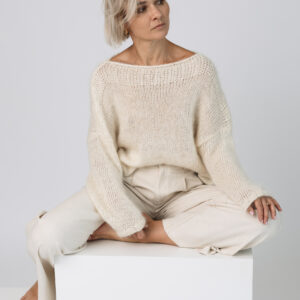 Puszysty sweter wykonany z podwójnej lub potrójnej przędzy moheru z jedwabiem z dekoltem wykończonym w łódkę. (Luna 2)