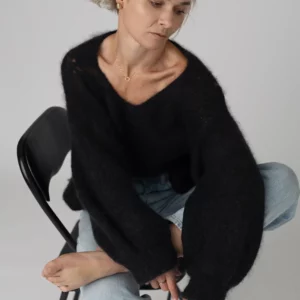 Puszysty sweter wykonany z podwójnej lub potrójnej przędzy moheru z jedwabiem z dekoltem w serek (Stella 2)