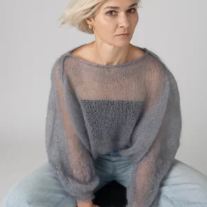 Delikatny sweter a'la mgiełka z dekoltem wykończonym w łódkę. (Luna 1)